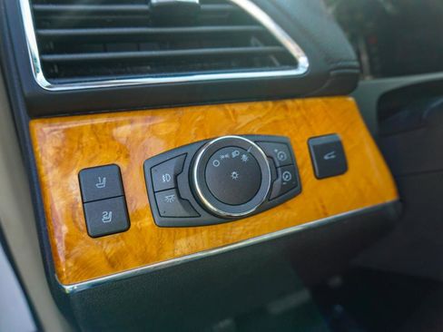 Used 2013 Lincoln MKX AWD image 16
