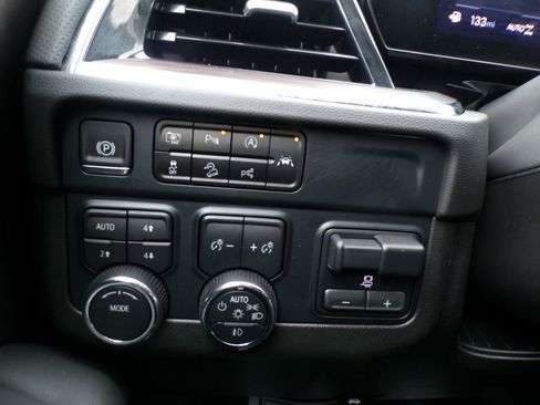 Used 2025 Chevrolet Tahoe Premier AWD/4WD image 23