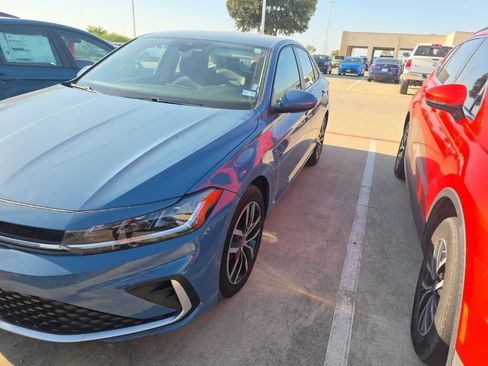 Used 2025 Volkswagen Jetta SE FWD image 1