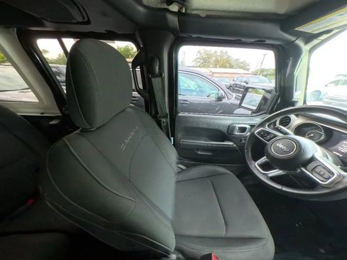 Used 2019 Jeep Wrangler Unlimited Sahara AWD/4WD image 28
