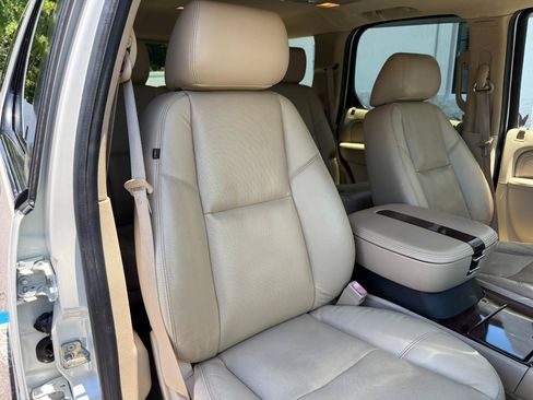 Used 2011 Cadillac Escalade Premium AWD/4WD image 22