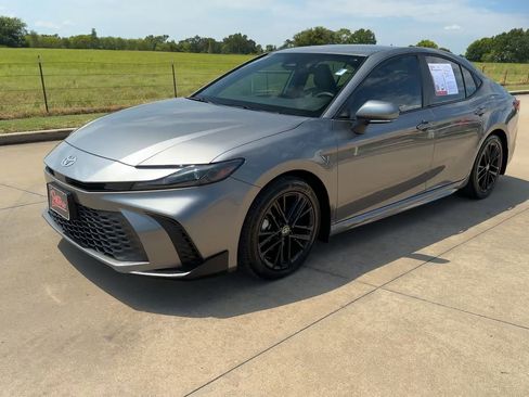 Used 2025 Toyota Camry SE image 4