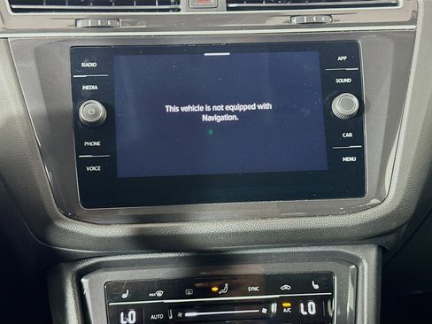 Used 2024 Volkswagen Tiguan SE image 21