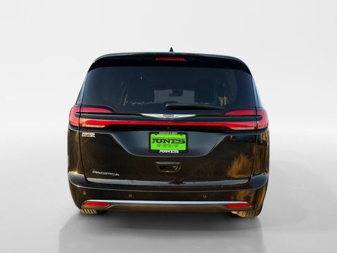 Used 2024 Chrysler Pacifica Touring-L FWD image 5