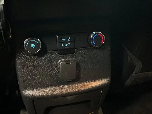 Used 2017 Ford Explorer XLT w/ Equipment Group 202A AWD/4WD image 27