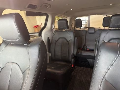 Used 2022 Chrysler Pacifica Touring-L FWD image 14