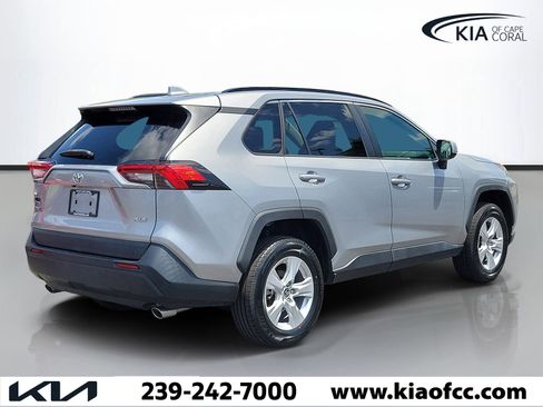 Used 2021 Toyota RAV4 XLE w/ Convenience Package FWD image 4