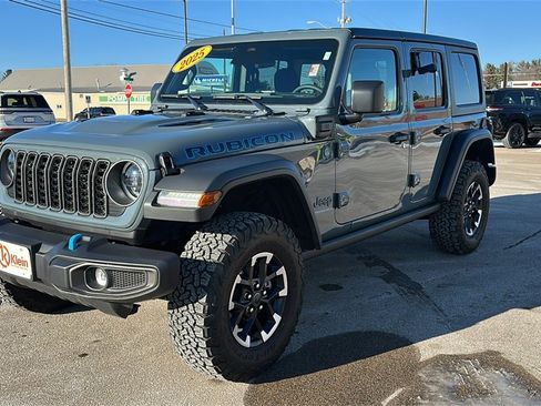 Used 2025 Jeep Wrangler Unlimited Rubicon 4xe image 3