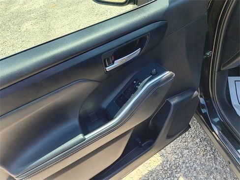 Used 2022 Toyota Highlander XLE image 18