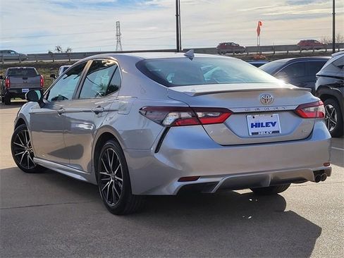 Used 2021 Toyota Camry SE image 3