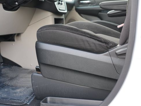 Used 2018 Dodge Grand Caravan SE w/ UConnect Hands-Free Group FWD image 15