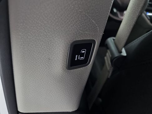 Used 2022 Chrysler Voyager LX FWD image 23