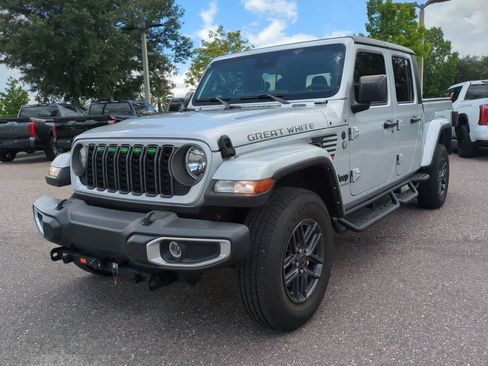 Used 2024 Jeep Gladiator Sport AWD/4WD image 2