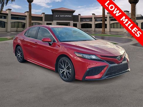 Used 2023 Toyota Camry SE image 2