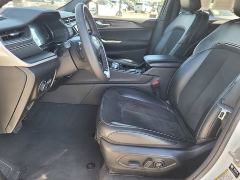 Used 2023 Jeep Grand Cherokee L Laredo image 17