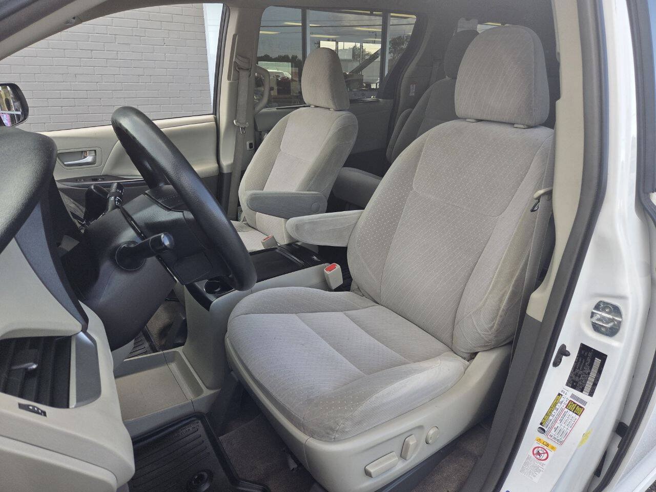 Used 2018 Toyota Sienna LE FWD image 7