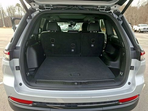 Used 2024 Jeep Grand Cherokee Limited w/ Black Appearance Package image 29