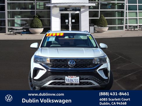 Certified 2022 Volkswagen Taos SE w/ Panoramic Sunroof Package image 8