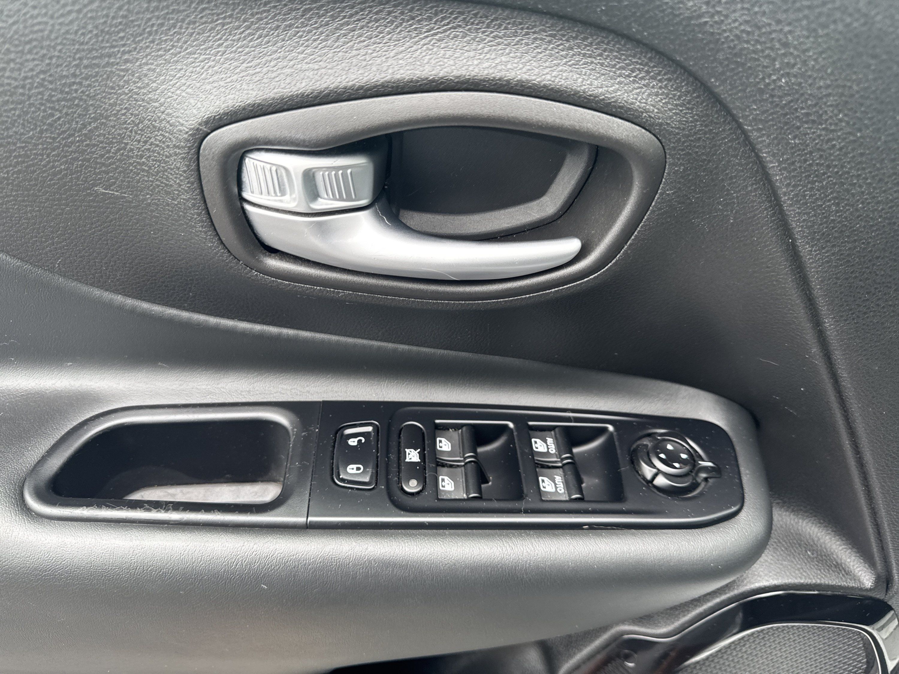 Used 2020 Jeep Renegade Altitude AWD/4WD image 13