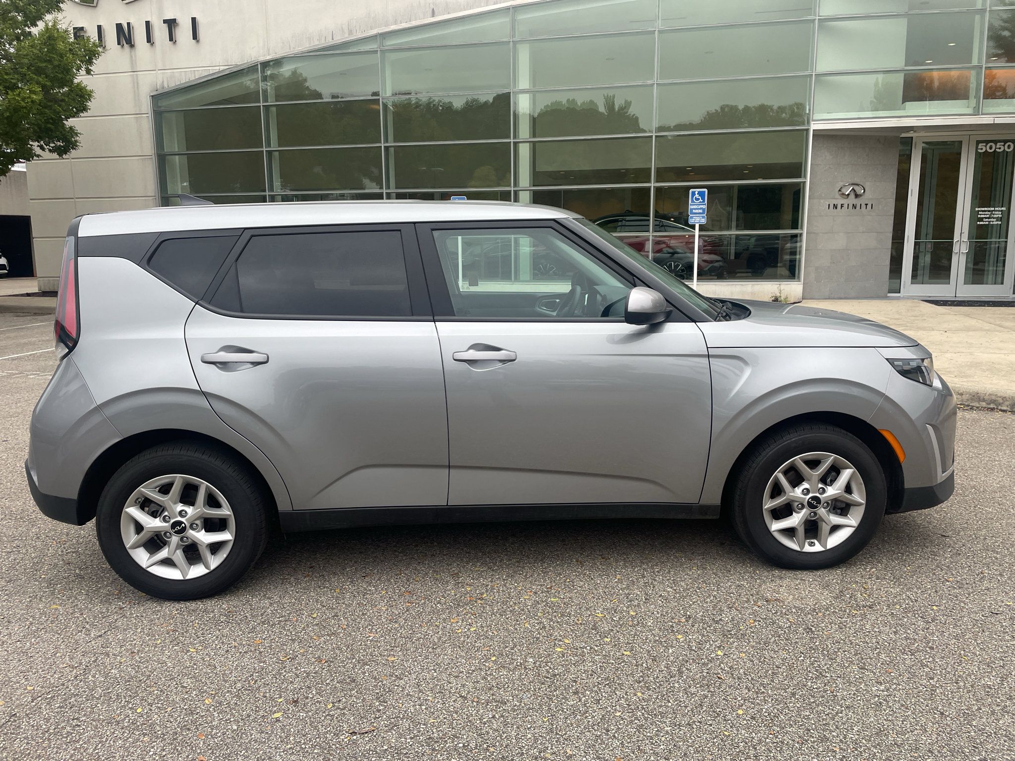 Used 2025 Kia Soul LX w/ LX Technology Package FWD image 2