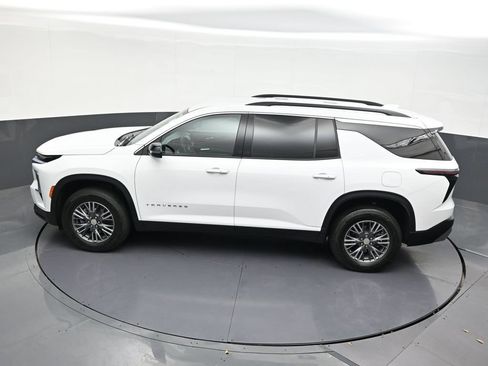Used 2025 Chevrolet Traverse LT FWD image 18