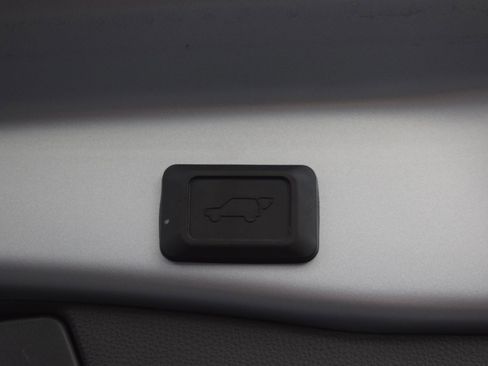 Used 2022 Toyota RAV4 XLE w/ Convenience Package image 12