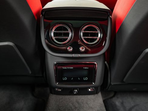 Used 2025 Bentley Bentayga image 22