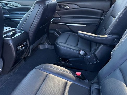 Used 2025 Chevrolet Traverse LT FWD image 14