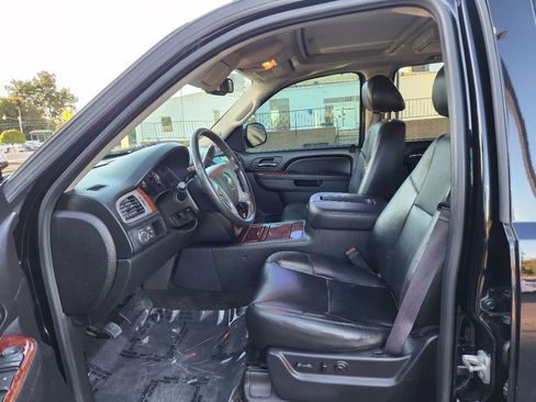 Used 2013 Chevrolet Avalanche LTZ image 9