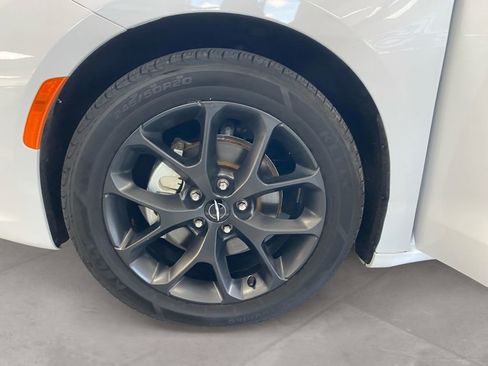 Used 2025 Chrysler Pacifica Limited FWD image 14