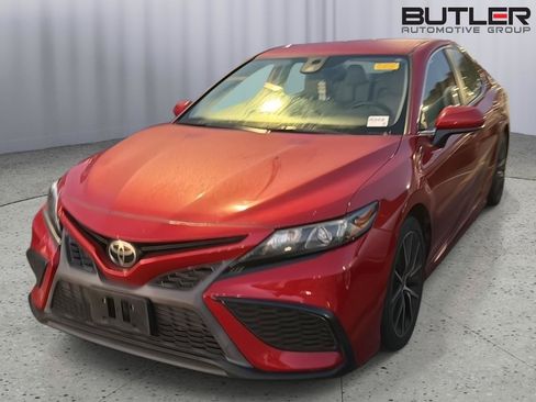 Used 2021 Toyota Camry SE FWD image 3
