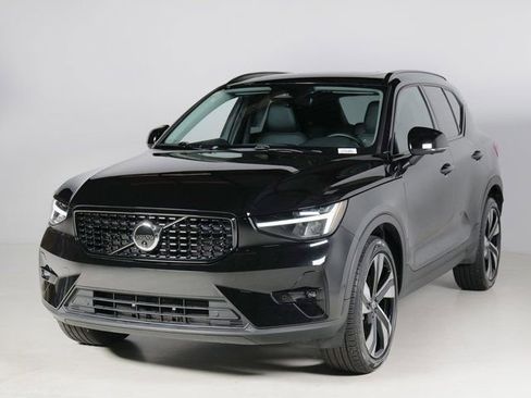 Used 2025 Volvo XC40 B5 Plus AWD/4WD image 1