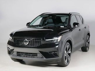 Used 2025 Volvo XC40 B5 Plus AWD/4WD video 1