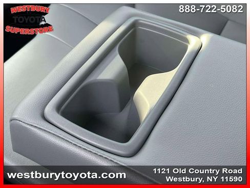 Used 2022 Toyota Highlander XLE AWD/4WD image 19
