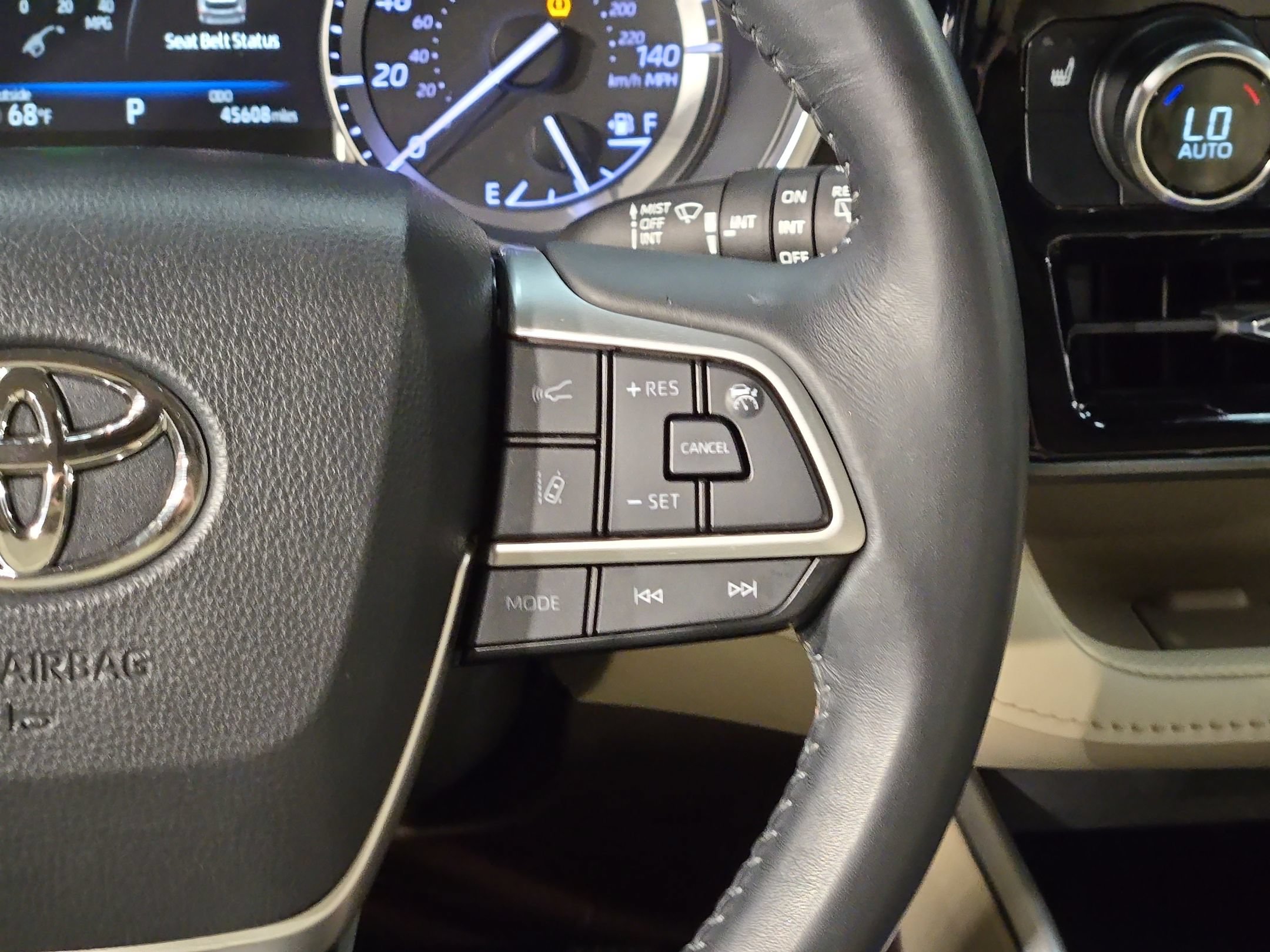 Used 2022 Toyota Highlander XLE FWD image 29