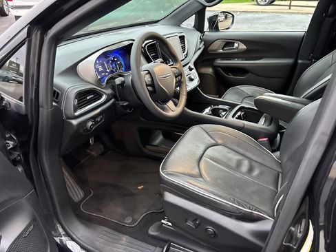 Used 2023 Chrysler Pacifica Limited w/ Uconnect Theater Family Group image 25