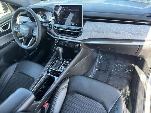 Used 2024 Jeep Compass Latitude image 38