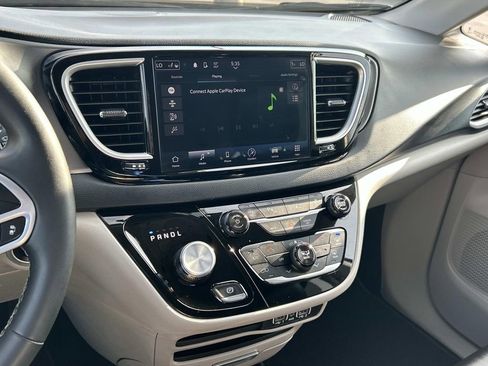 Used 2024 Chrysler Pacifica Touring-L image 24