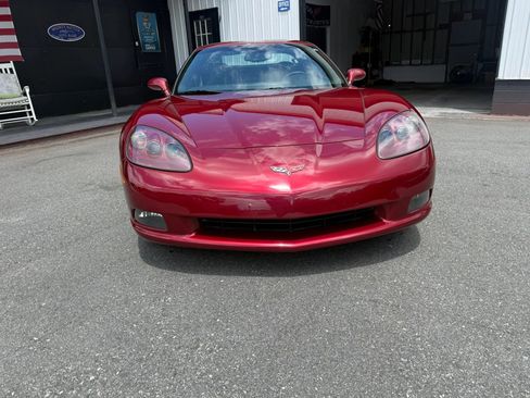 Used 2007 Chevrolet Corvette Coupe w/ Performance Package RWD image 9