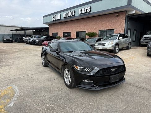 Used 2015 Ford Mustang Coupe image 3