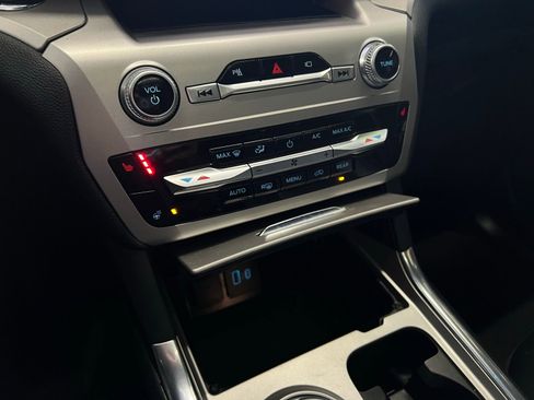 Used 2022 Ford Explorer XLT w/ Equipment Group 202A image 14