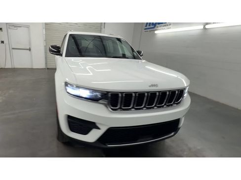 Used 2025 Jeep Grand Cherokee Laredo X w/ Luxury Tech Group I AWD/4WD image 3