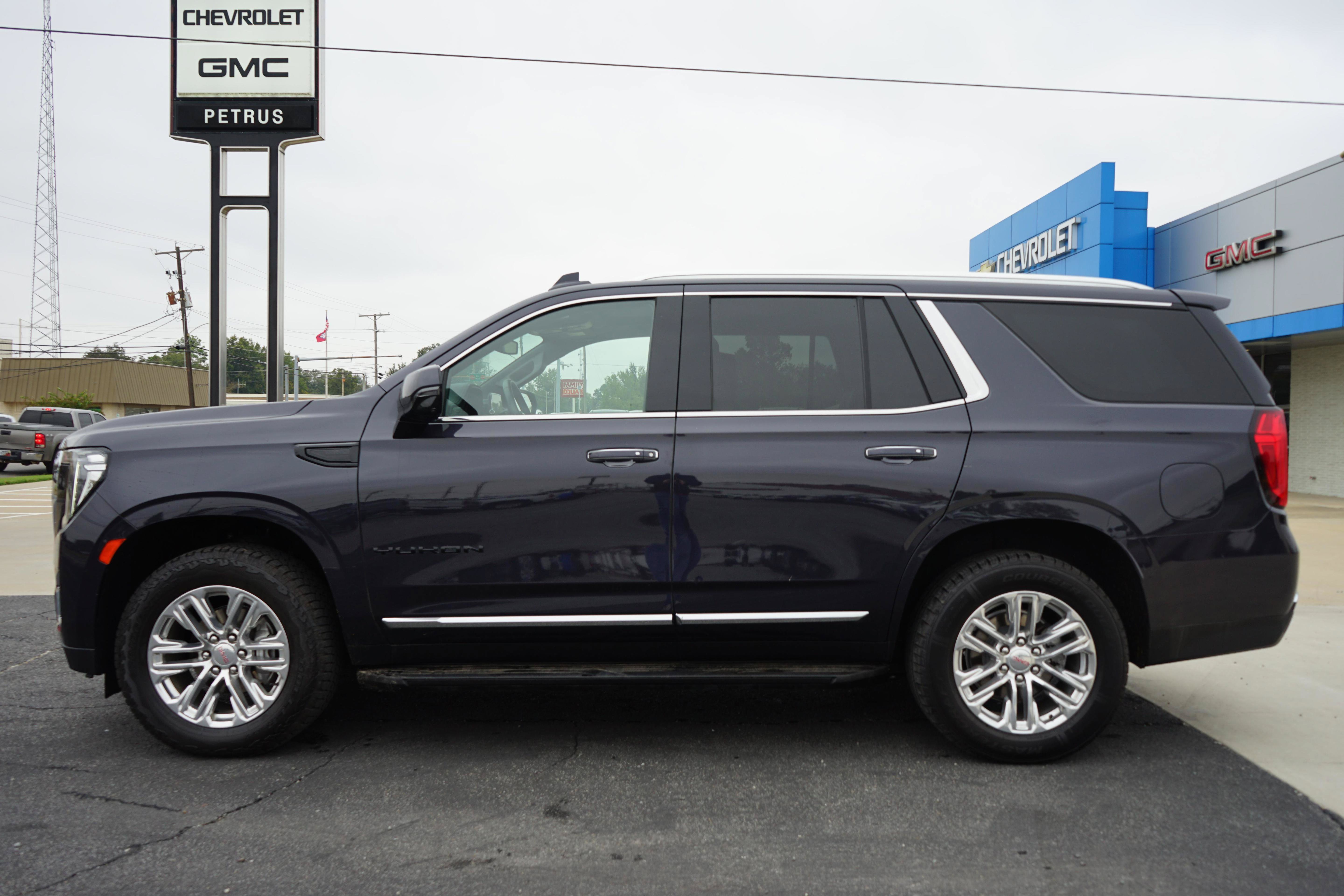 Used 2023 GMC Yukon SLT w/ SLT Premium Package AWD/4WD image 2