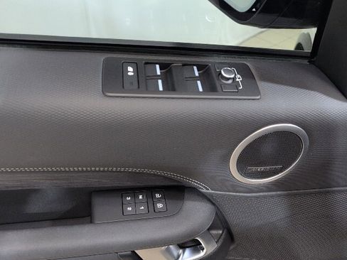 Used 2022 Land Rover Discovery S R-Dynamic image 23