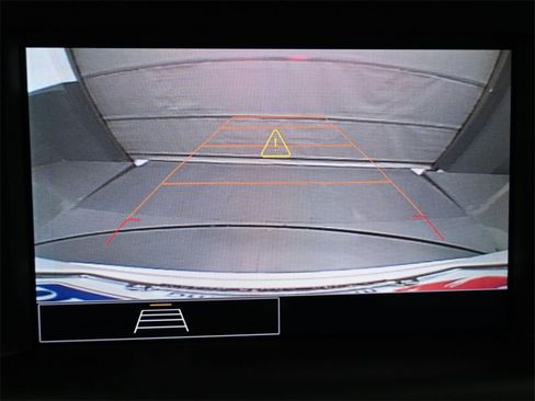 Used 2023 GMC Terrain SLE w/ Driver Convenience Package image 10