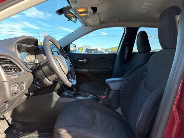 Used 2019 Jeep Cherokee Latitude w/ Cold Weather Group FWD image 12