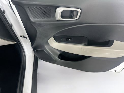 Used 2025 Hyundai Venue SEL FWD image 29