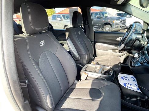 Used 2018 Chrysler Pacifica Touring Plus w/ S Appearance Package image 10