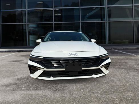 Used 2024 Hyundai Elantra Limited FWD image 2