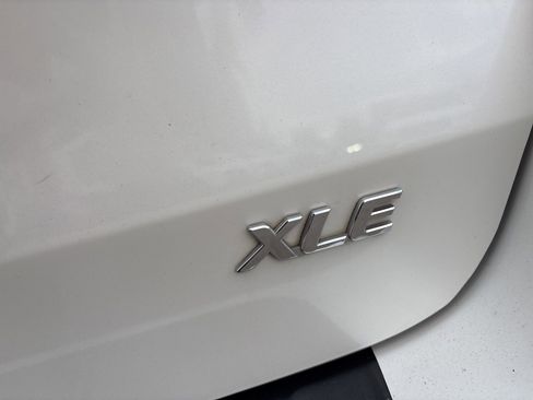 Used 2017 Toyota Sienna XLE image 9